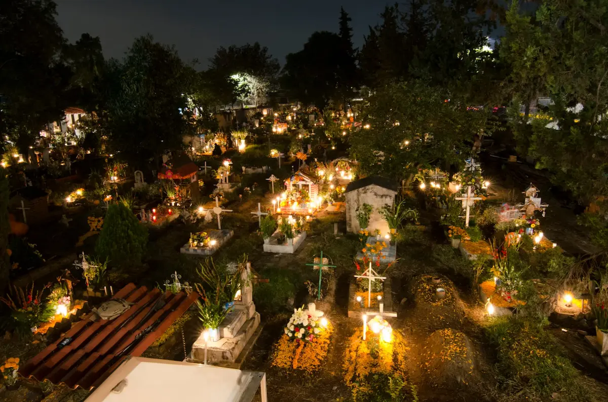 Image of gravesite during Dia De Los Meurtos